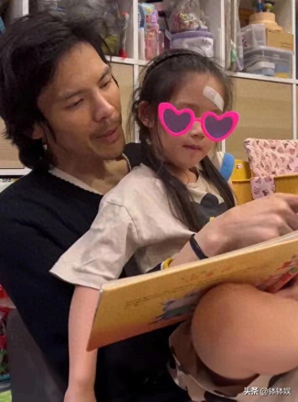 牛盈宝 向佐儿子过3岁生日，郭碧婷素颜出镜好美，肉弟扎长头发长相秀气