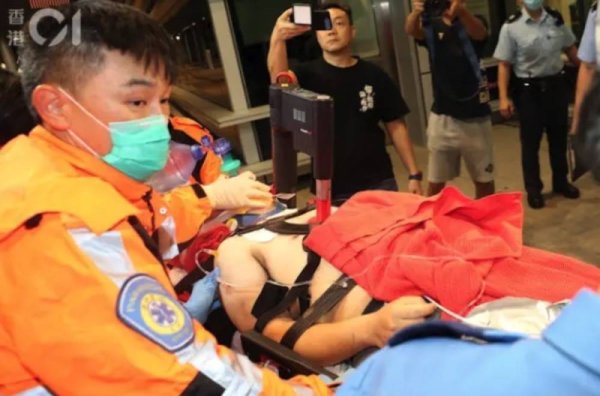亿海智投 香港机场一波音飞机冲出跑道与地勤车相撞，致2人死亡，机身坠入海中，机场管理局回应